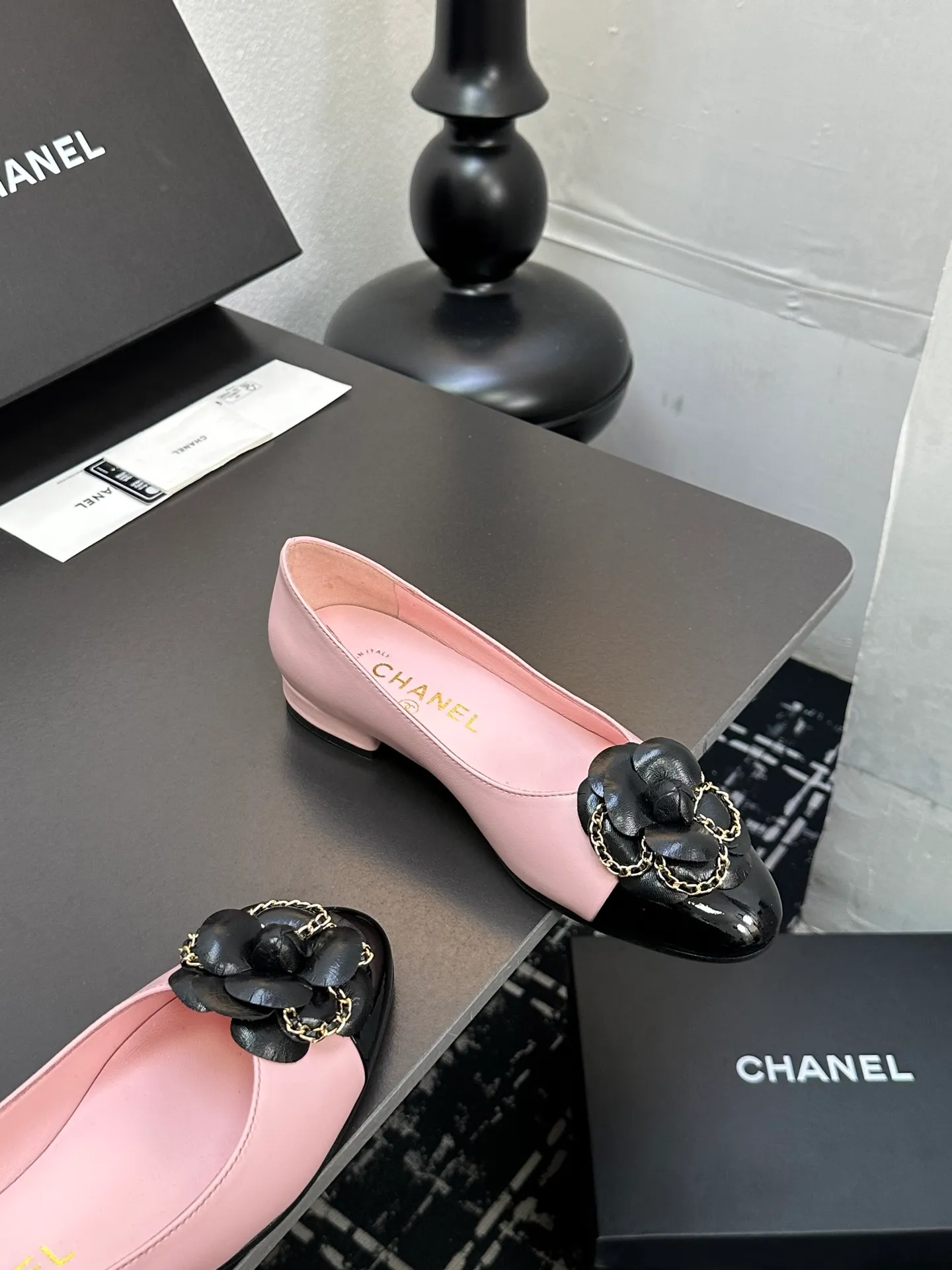 👟👟Ex-factory price 600👟👟 CHANEL｜Chanel Chanel 25C early spring new product Camellia series flat shoes This season’s Camellia series is really beautiful😍 Grandma Xiang’s family has always had the elegant and ladylike temperament, full of high-end sense! It’s very nice on the feet~ Whether worn barefoot or paired with skirts or trousers, it’s very versatile! Incomparably beautiful! Extraordinarily fairy 🧚 Overwhelmingly girly‼ ️ The upper is made of imported lambskin, the lining is made of mixed sheepskin, and the Italian A-grade leather outsole Size: 35-39 (40/41 customized)